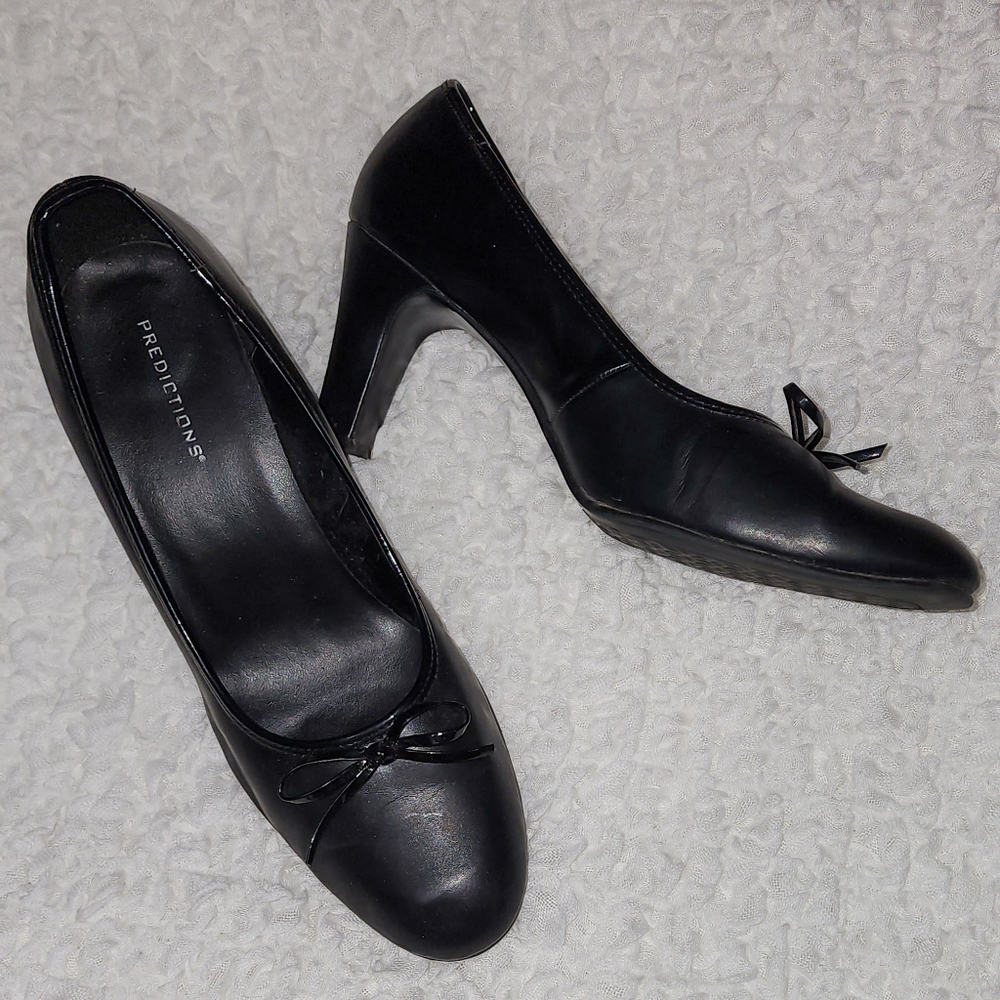 Predictions 11W (wide width) Women's Classic Black Heels with Bow Accent
